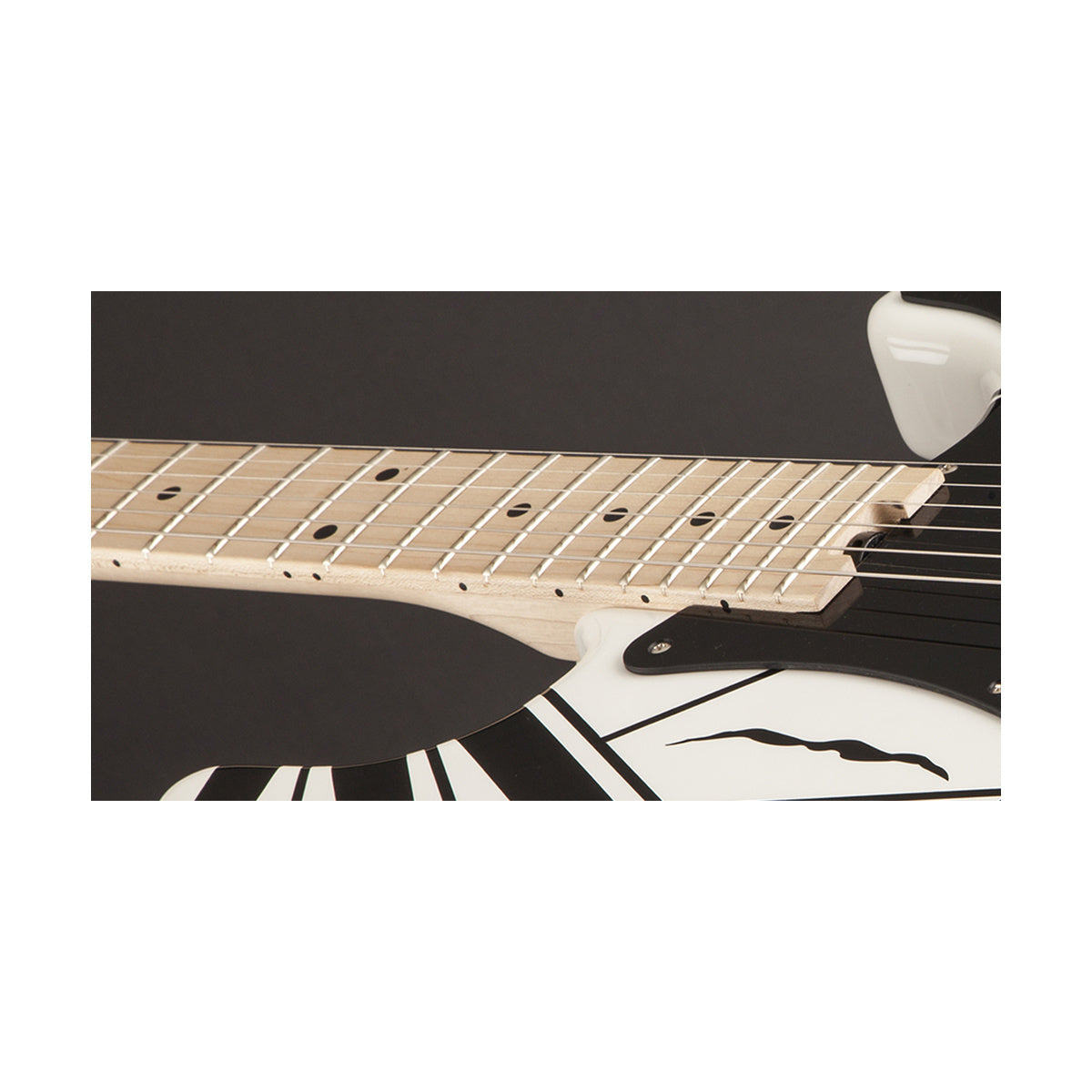 EVH Striped Series 5107902576 White with Black Stripes, detalle del mástil y diapasón