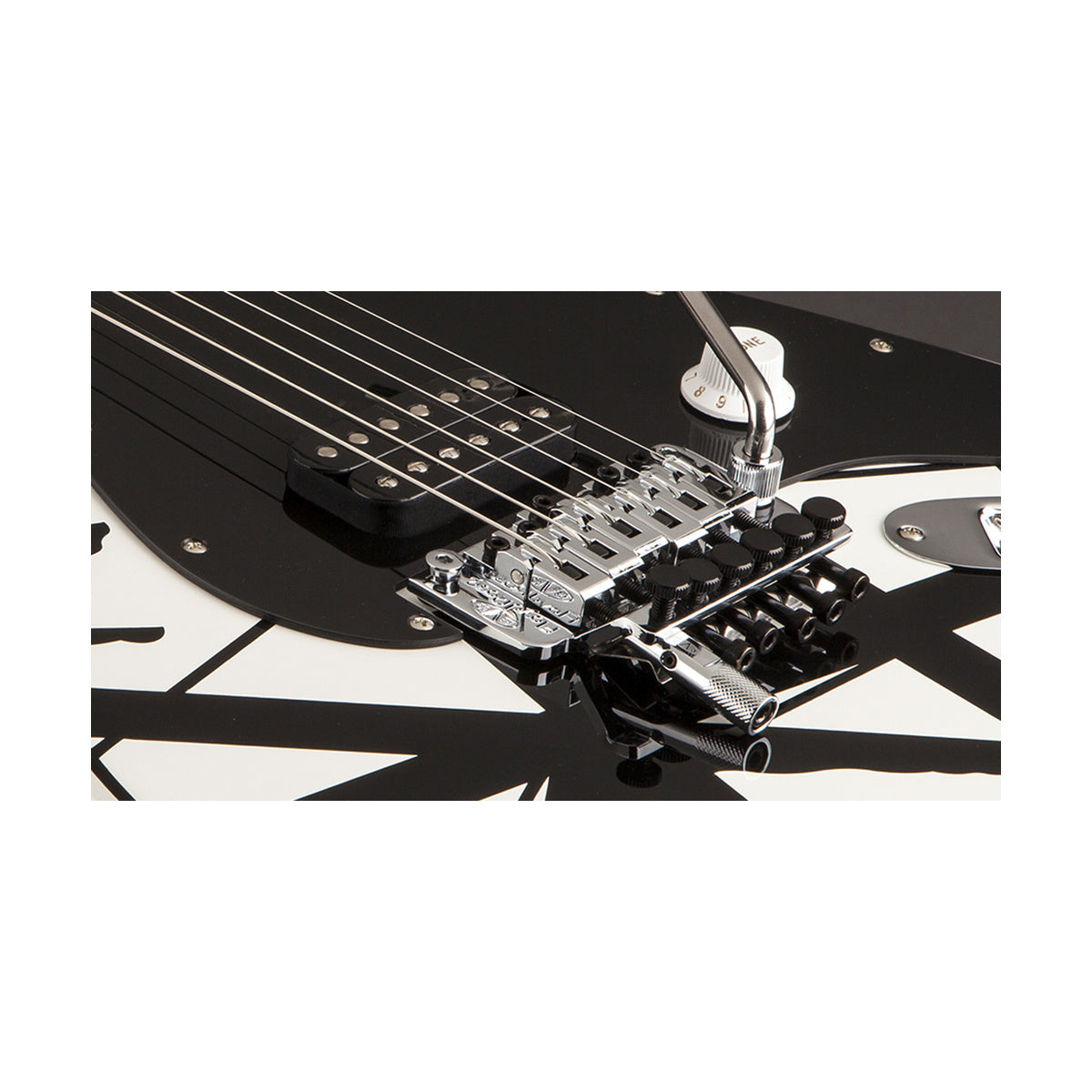 EVH Striped Series 5107902576 White with Black Stripes, detalle del puente Floyd Rose y D-Tuna