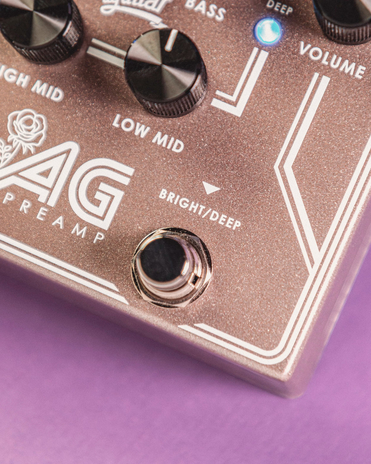 Aguilar AG Preamp/DI Breast Cancer Awareness Edition, detalle de controles Deep y Bright