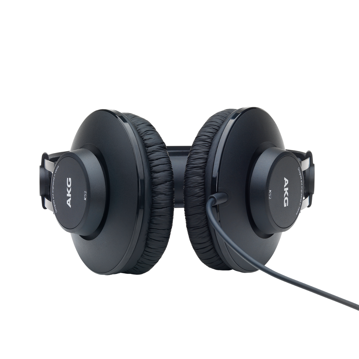 Audífonos AKG K52 negros, detalle inferior sobre fondo blanco