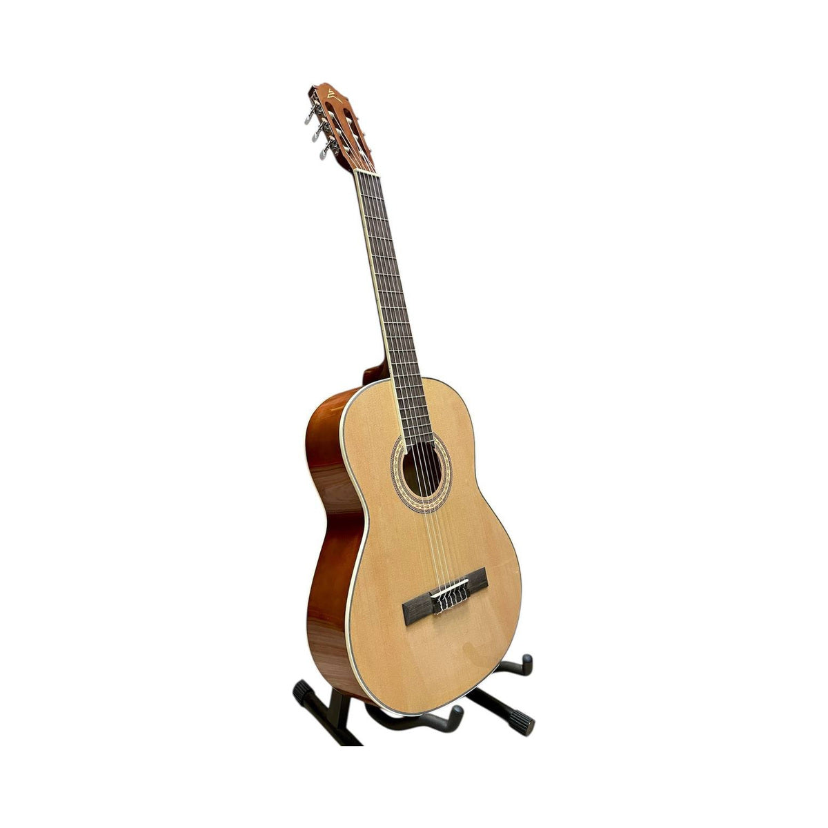 Guitarra acústica Ayson CL3930 natural brillante en perspectiva sobre fondo blanco
