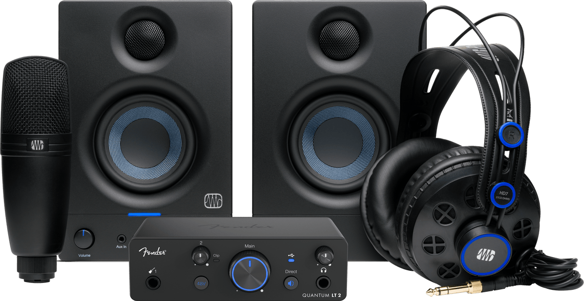 Combo de grabación Fender Quantum Complete con interfaz, micrófono, audífonos y monitores sobre fondo blanco