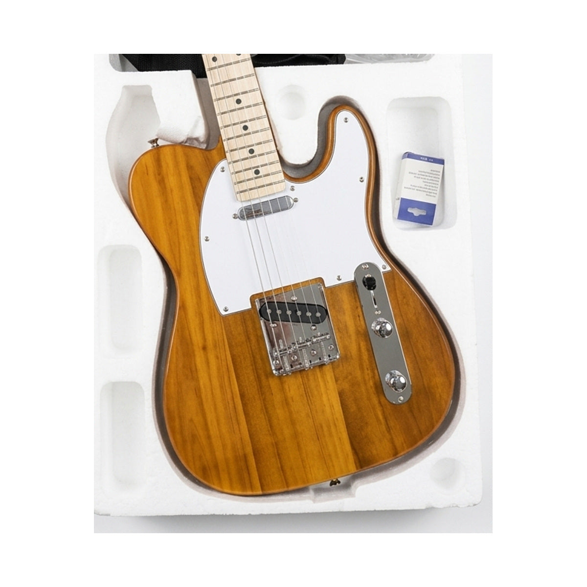 Detalle del cuerpo, puente y controles de la guitarra Telecaster natural del combo Ayson TL-SET sobre fondo blanco