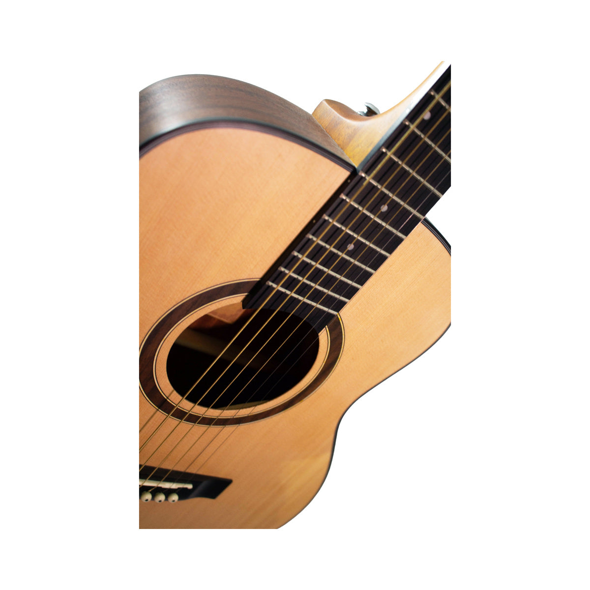 Detalle del cuerpo de la guitarra Granada Mountain Mini Natural