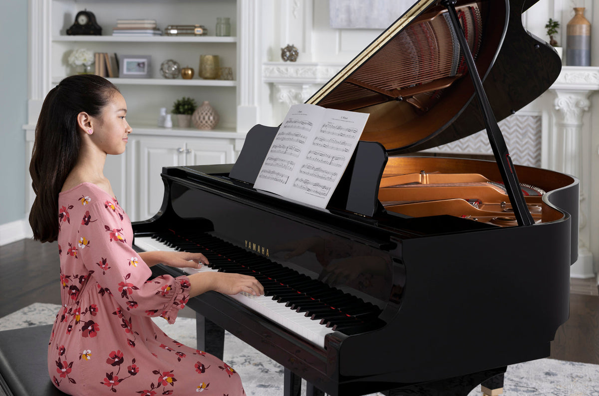 Piano de cola Yamaha GB1KPE negro pulido en ambiente interior