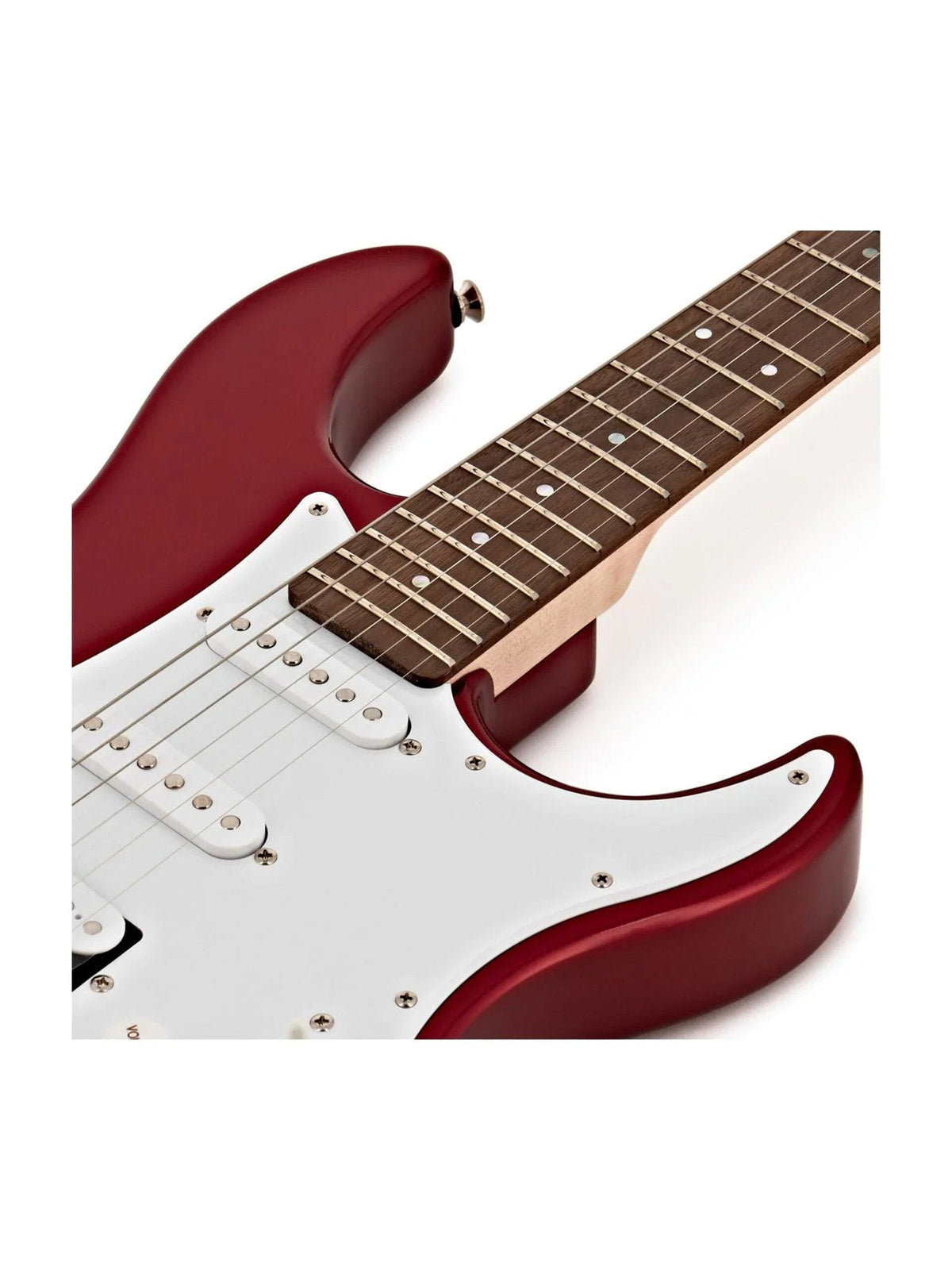 Detalle del cuerpo y electrónica de Yamaha PAC012 roja sobre fondo blanco