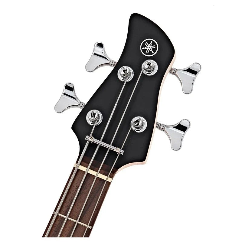 Detalle del clavijero del bajo Yamaha TRBX174 negro sobre fondo blanco