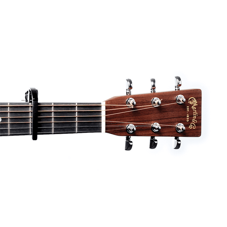 Capodastro D’Addario PW-CP-09 negro instalado en guitarra