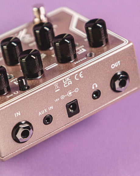 Aguilar AG Preamp/DI Breast Cancer Awareness Edition, detalle de Aux In y audífonos