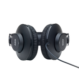 Audífonos AKG K52 negros, detalle inferior sobre fondo blanco