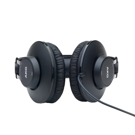 Audífonos AKG K52 negros, detalle inferior sobre fondo blanco