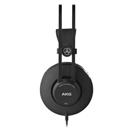 Audífonos AKG K52 negros, vista lateral sobre fondo blanco