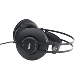 Audífonos AKG K52 negros, vista apoyada sobre fondo blanco
