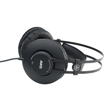 Audífonos AKG K52 negros, vista apoyada sobre fondo blanco
