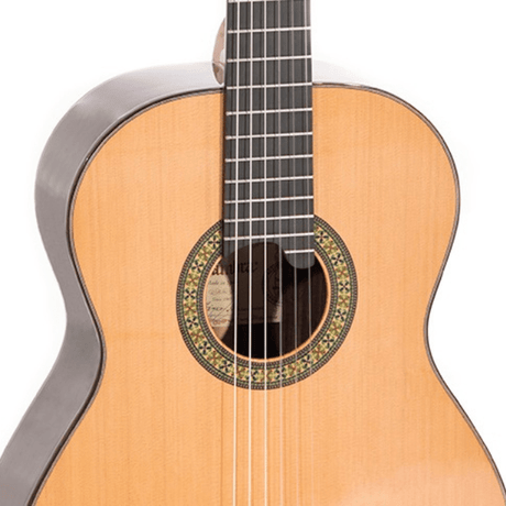 Guitarra Alhambra 11 P – detalle del cuerpo y la roseta