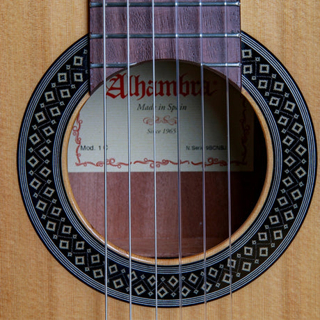 Guitarra Alhambra 1 C HT – detalle del cuerpo y la roseta