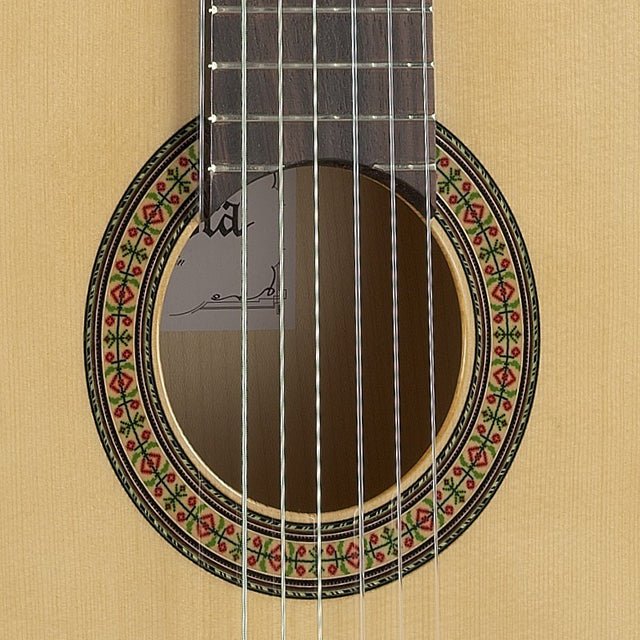 Guitarra Alhambra 3 F – detalle del cuerpo y la roseta
