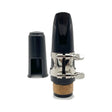 Boquilla para clarinete Ayson con abrazadera y tapa sobre fondo blanco