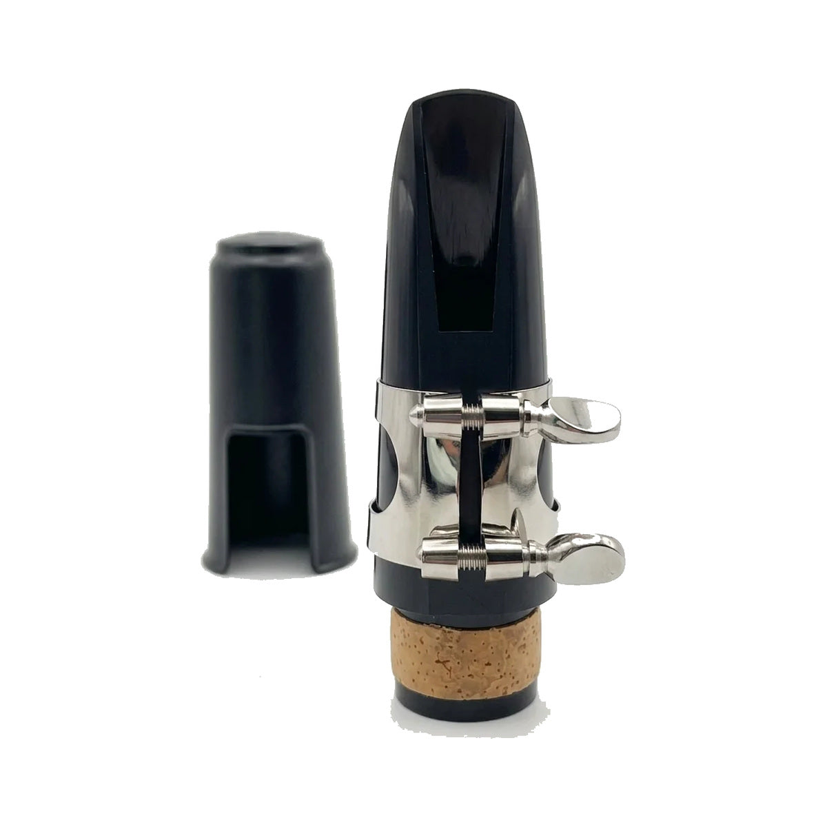 Boquilla para clarinete Ayson con abrazadera y tapa sobre fondo blanco