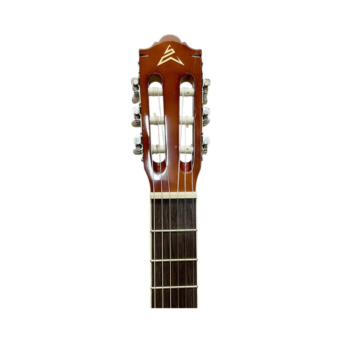 Detalle del clavijero de la guitarra acústica Ayson CL3930 naranja brillante sobre fondo blanco