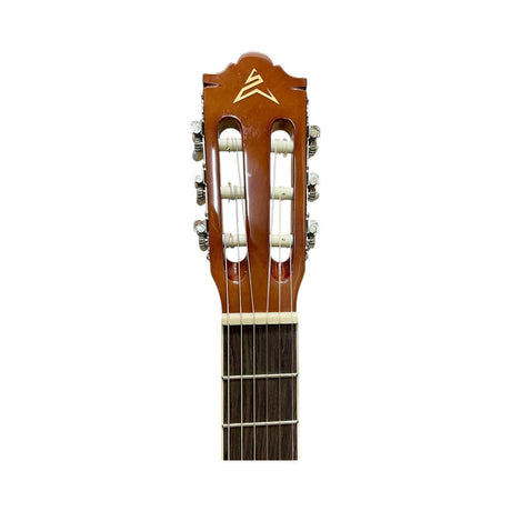 Detalle del clavijero de la guitarra acústica Ayson CL3930 natural brillante sobre fondo blanco