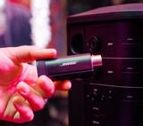 Transmisor inalámbrico XLR Bose S1 Pro+, vista de detalle sobre fondo blanco