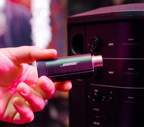 Transmisor inalámbrico XLR Bose S1 Pro+, vista de detalle sobre fondo blanco