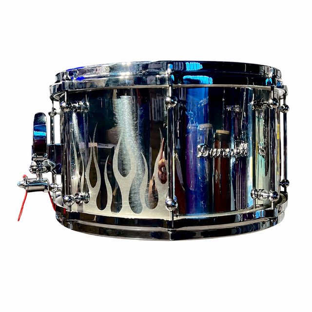 Redoblante Dunnett Classic Stainless Steel 14 × 6,5 pulgadas Polished Flame Custom, vista frontal tres cuartos sobre fondo blanco