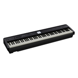 Roland FP-E50 en vista frontal de tres cuartos