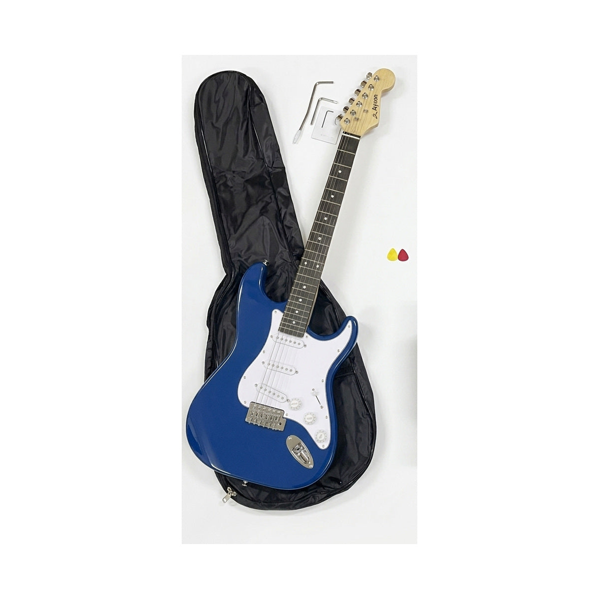 Guitarra azul y funda del combo Ayson ST-SET en vista diagonal sobre fondo blanco