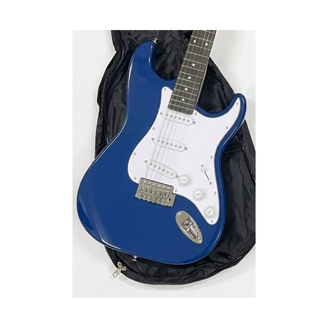 Detalle del cuerpo, controles y puente de la guitarra azul del combo Ayson ST-SET sobre fondo blanco