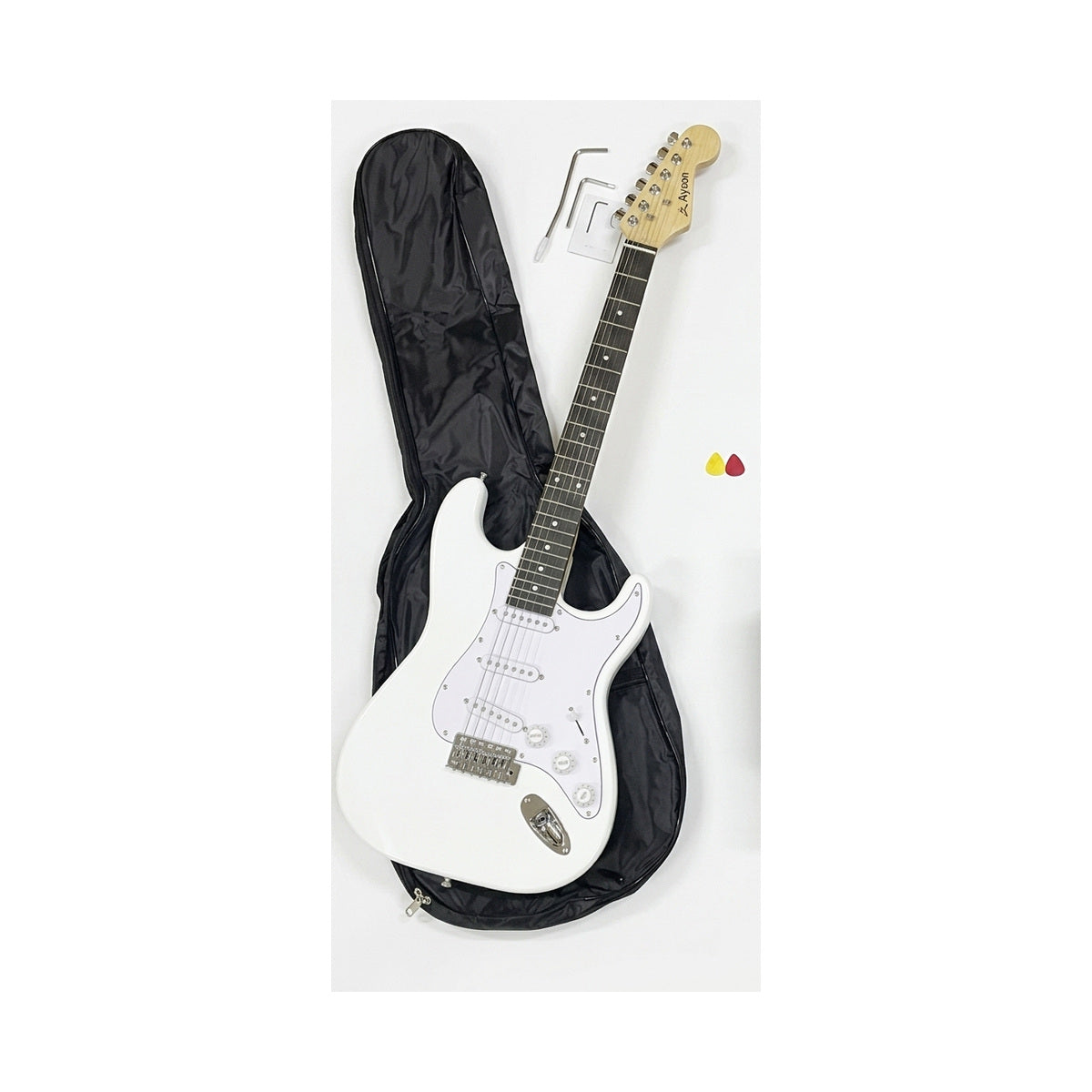 Guitarra blanca y funda del combo Ayson ST-SET en vista diagonal sobre fondo blanco