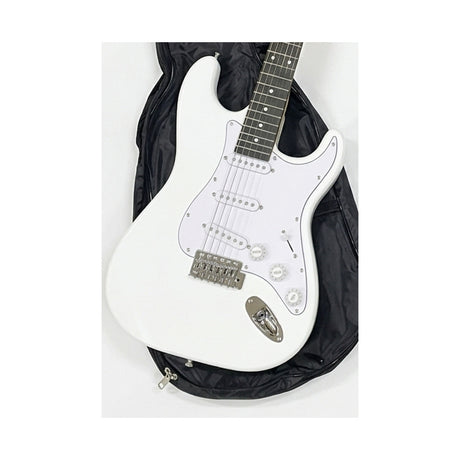 Detalle del cuerpo, controles y puente de la guitarra blanca del combo Ayson ST-SET sobre fondo blanco