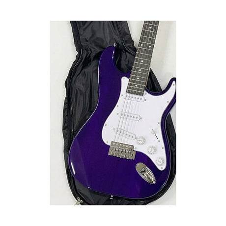 Detalle del cuerpo, controles y puente de la guitarra morada del combo Ayson ST-SET sobre fondo blanco