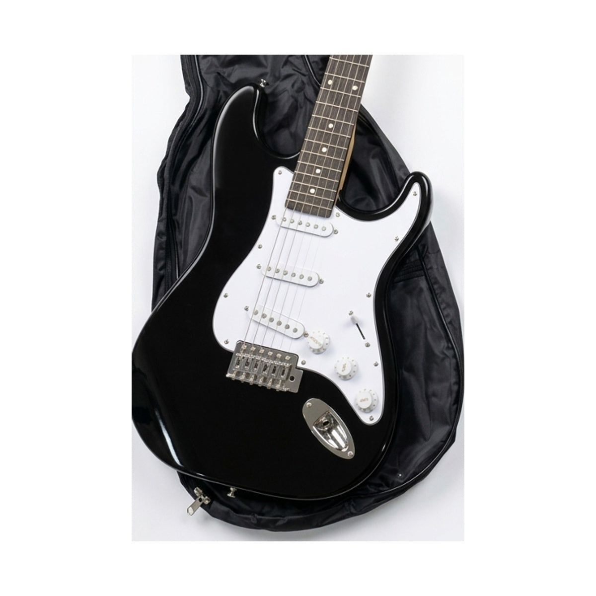 Detalle del cuerpo, controles y puente de la guitarra negra del combo Ayson ST-SET sobre fondo blanco