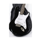 Detalle del cuerpo, controles y puente de la guitarra negra del combo Ayson ST-SET sobre fondo blanco