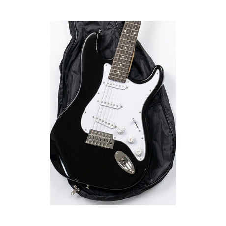 Detalle del cuerpo, controles y puente de la guitarra negra del combo Ayson ST-SET sobre fondo blanco