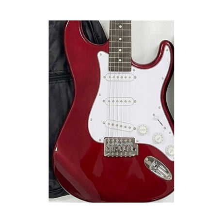 Detalle del cuerpo, controles y puente de la guitarra roja del combo Ayson ST-SET sobre fondo blanco
