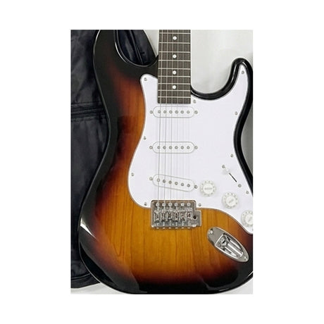 Detalle del cuerpo, controles y puente de la guitarra sunburst del combo Ayson ST-SET sobre fondo blanco
