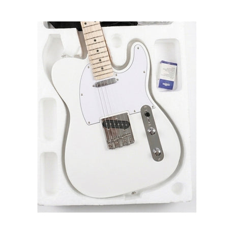 Detalle del cuerpo, puente y controles de la guitarra Telecaster blanca del combo Ayson TL-SET sobre fondo blanco