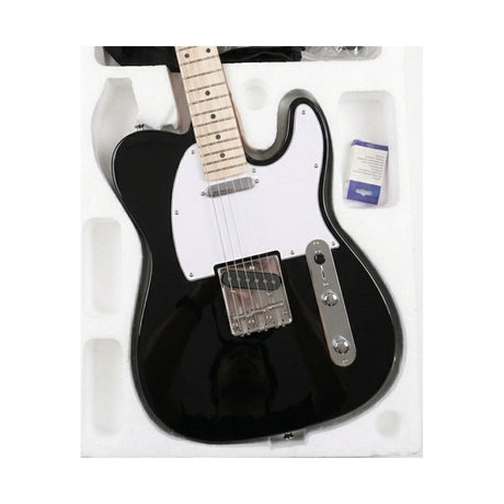 Detalle del cuerpo, puente y controles de la guitarra Telecaster negra del combo Ayson TL-SET sobre fondo blanco