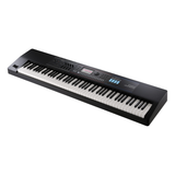 Roland JUNO-D8 en vista frontal de tres cuartos