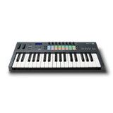 Controlador MIDI Novation FLkey 37 MK1 en vista frontal elevada