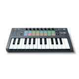 Controlador MIDI Novation FLkey Mini MK1 en vista frontal elevada