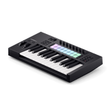 Novation Launchkey 25 MK4, vista lateral derecha