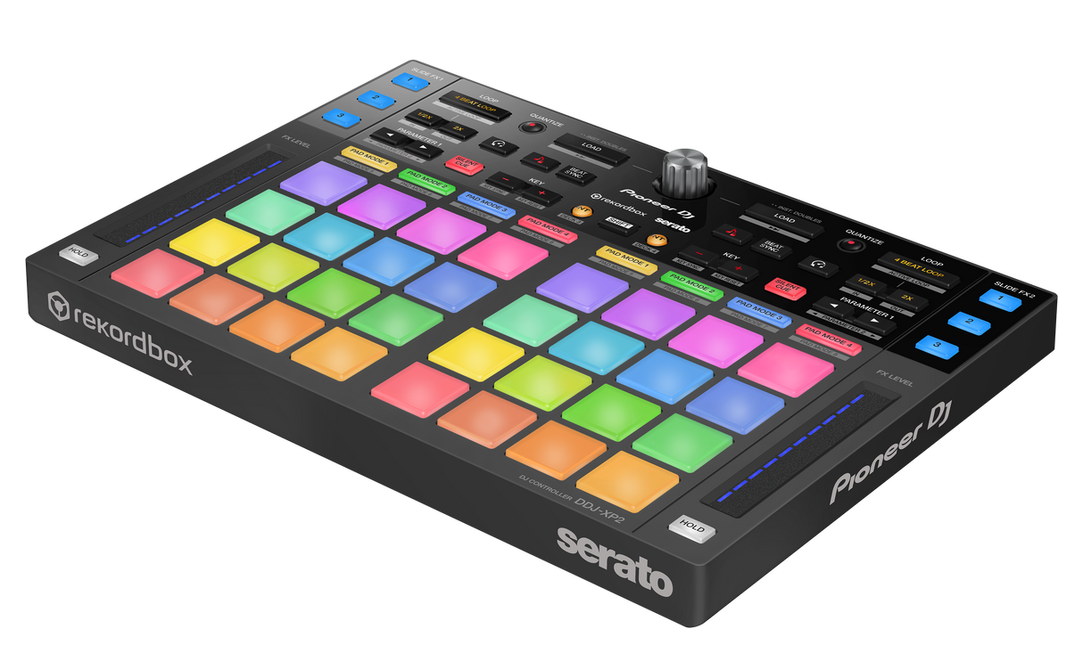 Controlador complementario Pioneer DDJ-XP2, vista en ángulo con pads iluminados