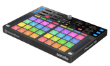 Controlador complementario Pioneer DDJ-XP2, vista en ángulo con pads iluminados
