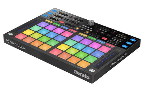 Controlador complementario Pioneer DDJ-XP2, vista en ángulo con pads iluminados