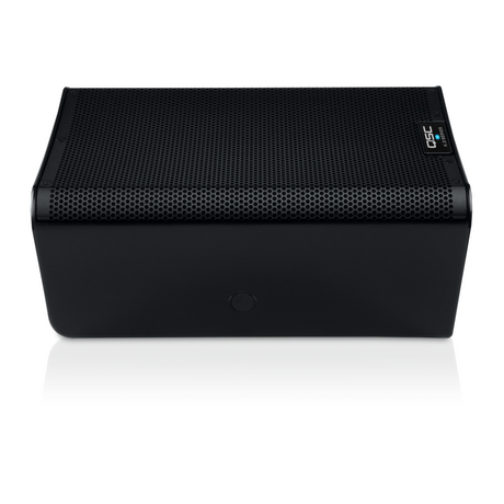 Altavoz activo QSC K8.2 en posición de monitor de escenario