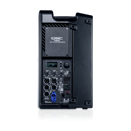 Panel posterior del altavoz activo QSC K8.2 con conexiones y controles DSP